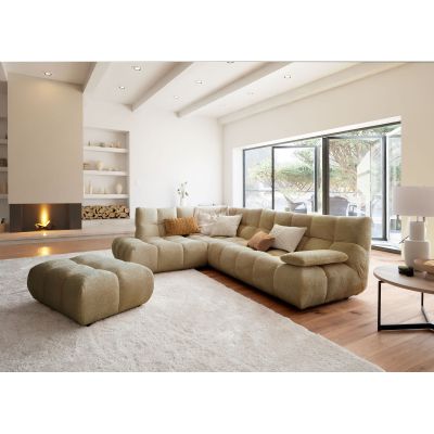 Großzügige beige Elementgarnitur mit gesteppten Polstern in einem hellen, modern eingerichteten Wohnzimmer mit großen Fenstern und passendem Polsterelement
