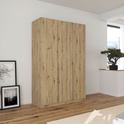 Großer Kleiderschrank in Eiche Artisan mit drei Türen in einem hell eingerichteten Schlafzimmer mit Holzfußboden