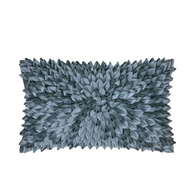 Graublaue Kissenhülle Sentiment, 30 × 50 cm, mit dicht gesetzten dreidimensionalen Stoffelementen in Blütenoptik.