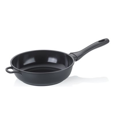 Schwarze Schmorpfanne mit langem Stielgriff und kleinem Seitengriff auf weißem Hintergrund