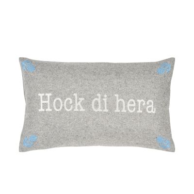 Graue Kissenhülle Notes, 30 × 50 cm, mit weißem Schriftzug „Hock di hera“ und hellblauen Eckdetails.