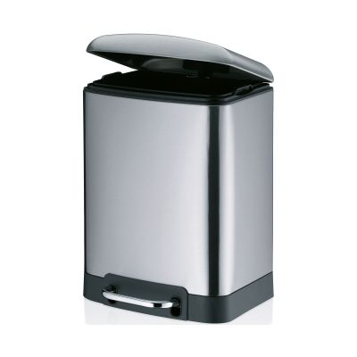 Silberfarbener Kosmetikeimer mit geöffnetem dunklem Deckel, schwarzem Unterteil und Pedal an der Vorderseite