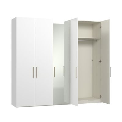 Drehtürenschrank mit teilweise geöffneter Spiegeltür und sichtbarem Innenraum