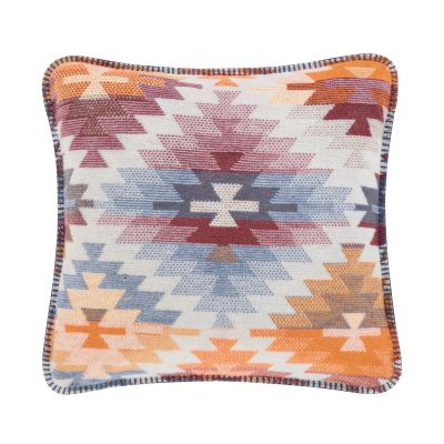 Quadratische Kissenhülle Nomad Light mit mehrfarbigem geometrischem Muster und dunkel umketteltem Rand.