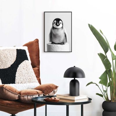 Das Wandbild „Penguin Paper“ in Schwarz-Weiß, 20 × 30 cm, hängt in einem eingerichteten Wohnraum und zeigt die Größenwirkung an der Wand.