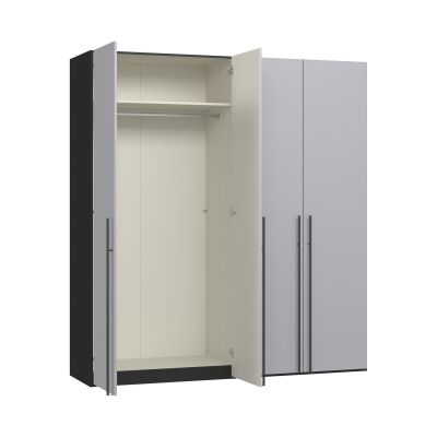 Kleiderschrank mit geöffneter linker Tür und Innenraum mit Einlegeboden und Kleiderstange