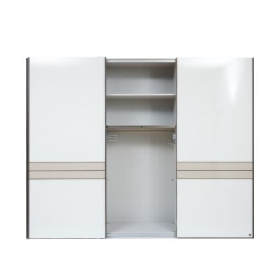 Kleiderschrank Interliving 1032 mit geöffneter Schiebetür, Innenraum mit Kleiderstange und Einlegeböden sichtbar