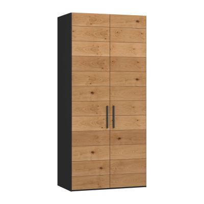 Schmaler Drehtürenschrank mit geschlossenen Türen und horizontal strukturierter Holzoptik