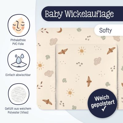 Wickelauflage mit Vogel- und Sonnenmuster in Beige, daneben Icons zu Materialeigenschaften und Schriftzug „Weich gepolstert“