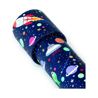 Blaues Kaleidoskop mit Weltraummotiv, in Nahaufnahme mit dem bedruckten Röhrengehäuse gezeigt.