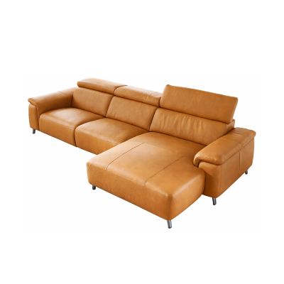 Ecksofa in Cognacfarbe mit Recamiere rechts und verstellbaren Kopfstützen auf Metallfüßen