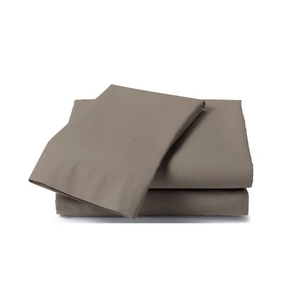 Laken Elementi Sheet in Taupe Grey, 160 x 290 cm: gefaltetes einfarbiges Laken auf weißem Hintergrund.