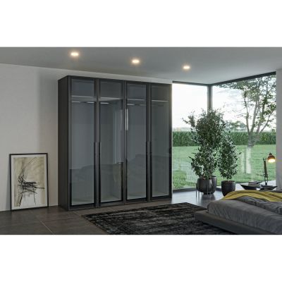 Drehtürenschrank mit Glasfronten in einem modern eingerichteten Schlafzimmer