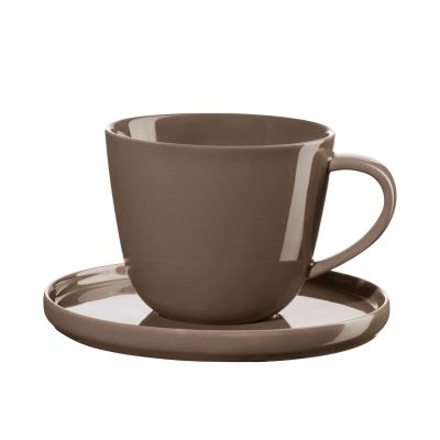 Kaffeetasse mit Unterteller der Serie Coppa, Farbe Braun, freigestellt auf hellem Hintergrund.