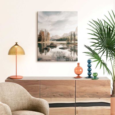 Das Wandbild „Spirit Island“ in Grün, 60 × 90 cm, hängt in einem eingerichteten Wohnraum und zeigt die Größenwirkung an der Wand.