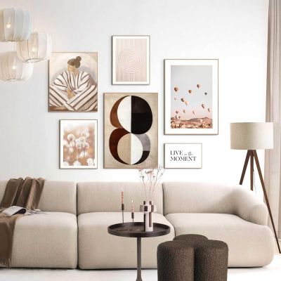 Das Wandbild „Sandy Circles“, 30 × 40 cm, ist zusammen mit weiteren Motiven als Bilderwand in einem eingerichteten Raum zu sehen.