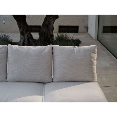 Frontale Detailaufnahme der Rückenkissen eines Outdoor Sofas mit glatter Stoffoberfläche im Außenbereich.