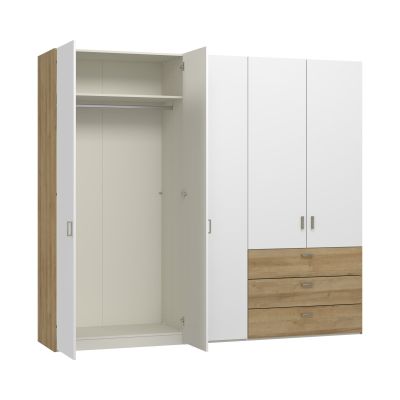 Kleiderschrank mit einer geöffneten Drehtür und sichtbarer Innenaufteilung