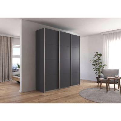 Grau-Metallicer Schwebetürenschrank in einem modernen hellen Wohnraum mit Holzfußboden und Pflanzen