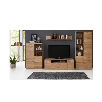 Wohnkombination aus Holz mit TV-Lowboard, Vitrinen und Wandregalen in einem modern eingerichteten Wohnzimmer