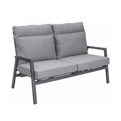 Gartensofa mit zwei Sitzplätzen und Polsterauflagen vor weißem Hintergrund