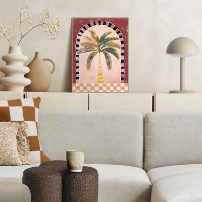 Das Wandbild „Boho Palm“ in Mehrfarbig, 30 × 40 cm, hängt in einem eingerichteten Wohnraum und zeigt die Größenwirkung an der Wand.