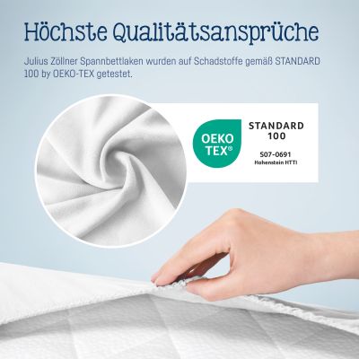 Nahaufnahme eines weißen Spannbettlakens mit Hand, Stoffstruktur und OEKO-TEX STANDARD 100 Zertifikat auf blauem Hintergrund