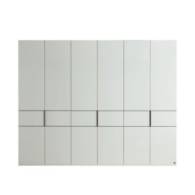 Großer Kleiderschrank mit glatten weißen Türen und horizontaler Griffzone in der Mitte