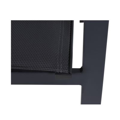 Schwarze Textilbespannung der Sitzfläche mit feiner Struktur in Aluminiumrahmen