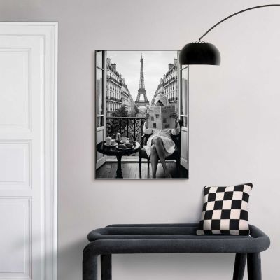 Das Wandbild „Paris Weekend“ in Schwarz-Weiß, 50 × 70 cm, hängt in einem eingerichteten Wohnraum und zeigt die Größenwirkung an der Wand.