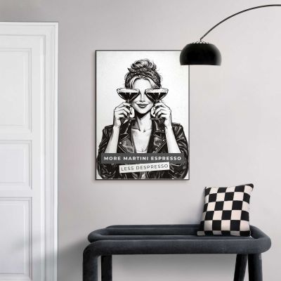 Das Wandbild „Less Depresso“ in Schwarz-Weiß, 50 × 70 cm, hängt in einem eingerichteten Wohnraum und zeigt die Größenwirkung an der Wand.