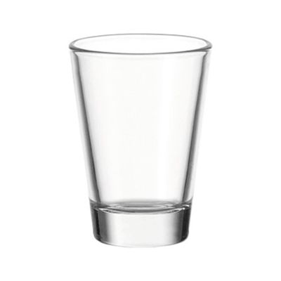 Kleines klares Schnapsglas mit dicker Bodenbasis freigestellt auf hellem Hintergrund