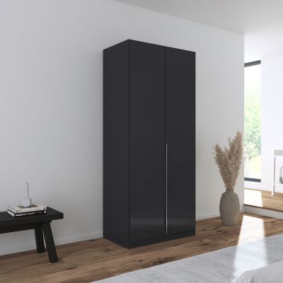 Grau-Metallicer Kleiderschrank in einem hell eingerichteten Schlafzimmer mit Holzfußboden und moderner Einrichtung