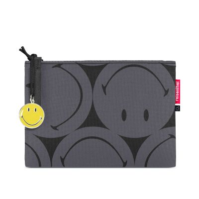 Reißverschlusstasche von Reisenthel, Modell Case 1, in Grau mit großflächigem Smiley-Muster, frontal mit Reißverschluss und gelbem Smiley-Anhänger.