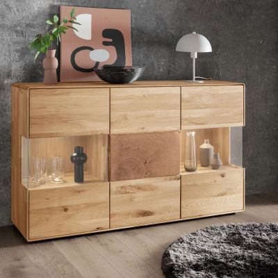 Sideboard aus Holz mit Türen Schubladen und offenen Fächern in einem Wohnraum mit Wanddekoration und Teppich