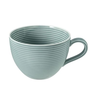 Tasse in Blaugrau. bauchig mit waagerechter Rillenstruktur und Henkel. Ansicht: schräge Ansicht mit Henkel.