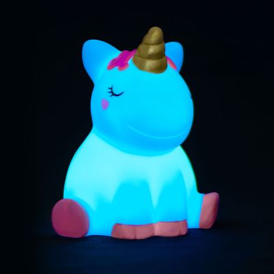 Nachtlicht in Einhornform, vor schwarzem Hintergrund blau leuchtend gezeigt.