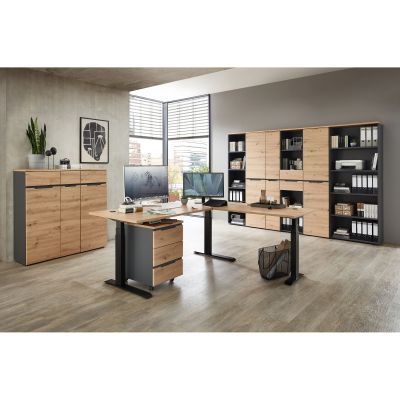 Modernes Büro mit mehreren Schreibtischen, Regalen und Schränken in Holzoptik und dunklem Korpus
