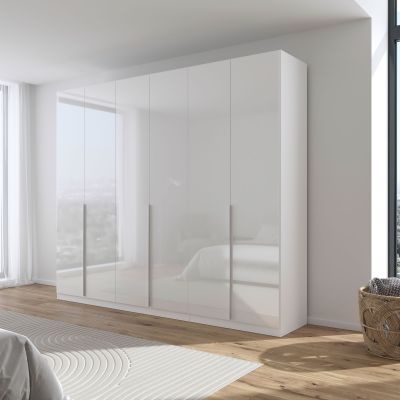 Moderner weißer Drehtürenschrank in Hochglanz mit sechsTüren in einem hell eingerichteten Schlafzimmer