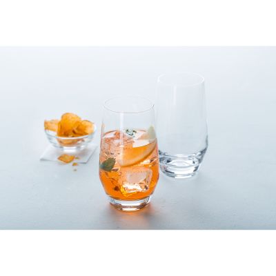 Zwei Longdrinkgläser eines gefüllt mit orangem Getränk und Eiswürfeln