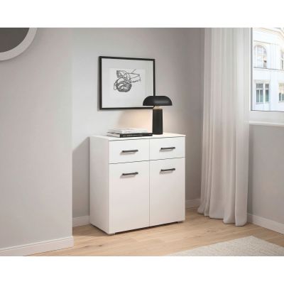 Weißes Sideboard mit zwie Schubläden und zwei Türen im Schlafzimmer mit Lampe Bild und Vorhang dekoriert
