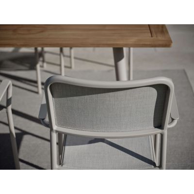 Frontalansicht der Rückenlehne eines Gartenstuhls mit Tisch im Hintergrund