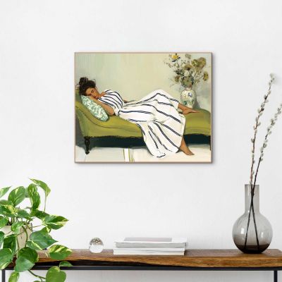 Das Wandbild „Napping Beauty“ in Grün, 40 × 50 cm, hängt in einem eingerichteten Wohnraum und zeigt die Größenwirkung an der Wand.