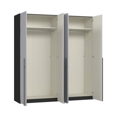 Kleiderschrank mit mehreren geöffneten Drehtüren und sichtbarer Innenaufteilung mit Einlegeböden und Kleiderstangen