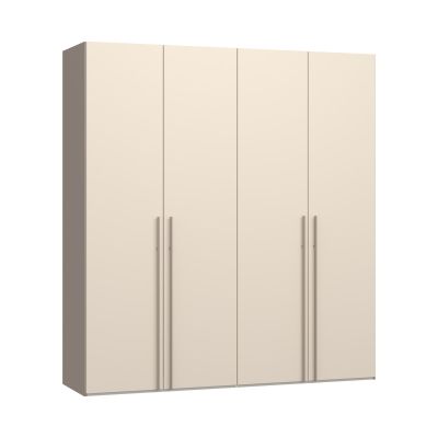 Mehrtüriger Kleiderschrank mit glatten Fronten und langen Griffleisten in Frontalansicht