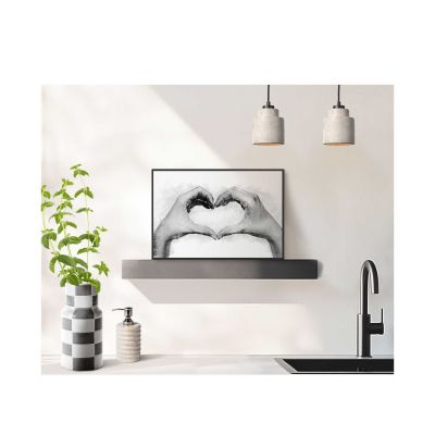 Das Wandbild „Love Sign“ in Schwarz-Weiß, 20 × 30 cm, hängt in einem eingerichteten Wohnraum und zeigt die Größenwirkung an der Wand.