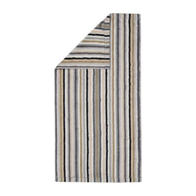 Handtuch mit schmalen vertikalen Streifen in Kiesel-, Grau-, Schwarz- und Naturtönen und umgeschlagener Ecke; Streifenverlauf auf Vorder- und Rückseite sowie das kleine Textiletikett sind sichtbar.