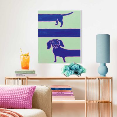 Das Wandbild „Long Dachshund“ in Blau, 40 × 50 cm, hängt in einem eingerichteten Wohnraum und zeigt die Größenwirkung an der Wand.