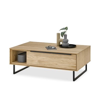 Couchtisch in Eiche mit schwarzem Metallgestell, geschlossener Schublade und offenem Stauraumfach an der Seite.