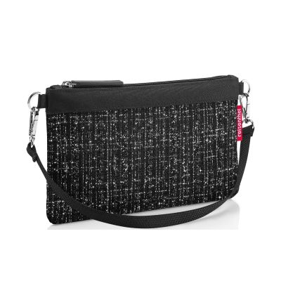 Kleine Umhängetasche von Reisenthel, Modell Mini Pouch, in Schwarz mit Bouclé-Struktur, schräg von vorn mit Schultergurt und Reißverschluss
